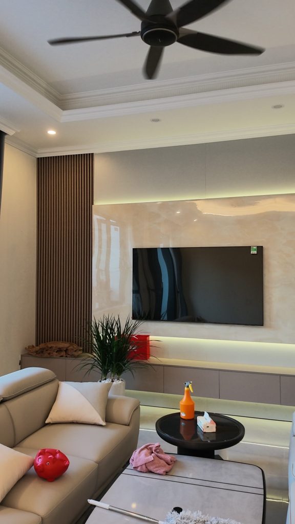 Công trình cải tạo phòng khách bằng gỗ công nghiệp ấm áp Hà Nội